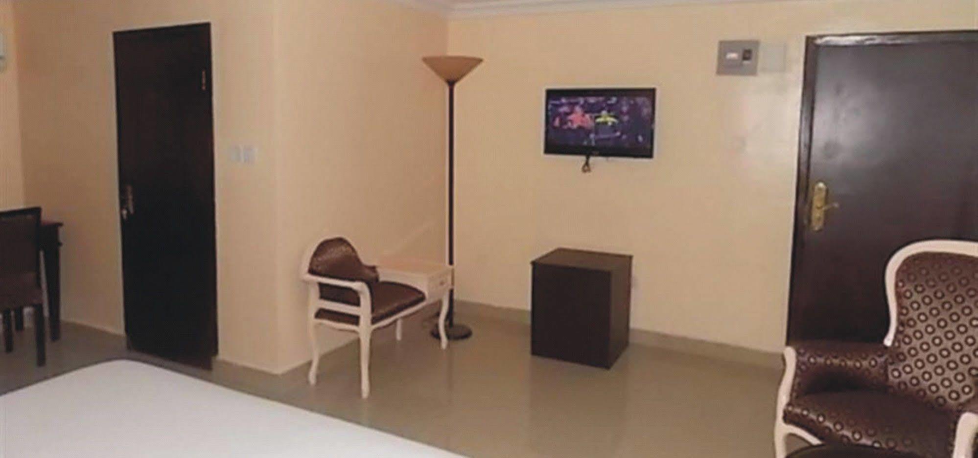 Crown Cottage Hotel Ikeja Exterior foto